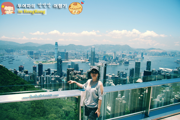 홍콩의 관광명소인 피크(The Peak)에서 홍콩을 조망하다