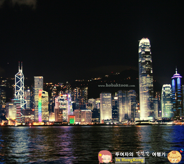 빅토리아 항구에서 바라본 홍콩의 야경