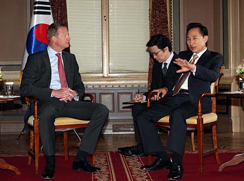 지난 12일 스웨덴을 방문한 이명박 대통령이 한스 베스트베리 에릭슨 회장과 만나 한국에 대한 투자 등에 대해 이야기를 나누고 있다.