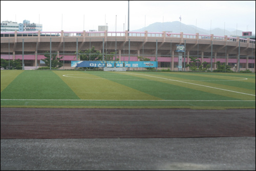  다목적 운동장에서 인조잔디 공사후, 축구 경기 외에 다른 용도로 사용할 수 없게 된 마산공설운동장 보조경기장