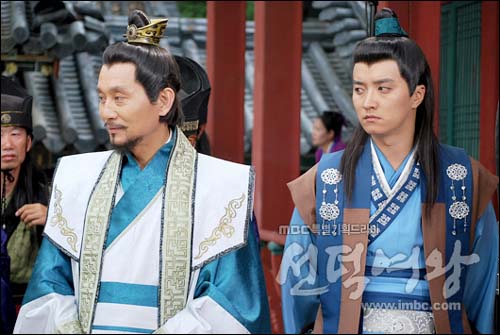 김유신의 아버지 김서현공(왼쪽)