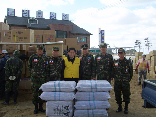 태안반도 '기름과의 전쟁' 초기 때인 2007년 12월 13일 대한민국 고엽제전우회 태안군지회 간부들이 만리포 방제본부에 장갑 3천 켤레를 전달했다. 