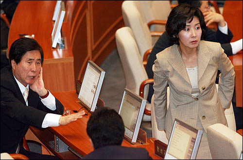 문방위 한나라당 간사인 나경원 의원이 15일 국회 본회의장에서 고흥길 위원장과 이야기를 나누다 민주당석을 쳐다보고 있다.