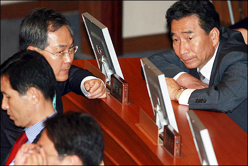 민주당 이강래 원내대표와 우윤근 원내수석부대표가 15일 국회 본회의장에서 얘기를 나누고 있다.