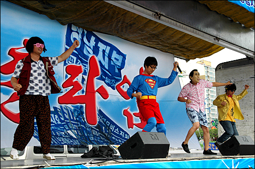 금속노조 경남지부는 15일 오후 창원 만남의광장에서 총파업 결의대회를 열었다. 사진은 노동자문화재의 공연 모습.