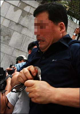이원기 의장을 연행하려도 달려온 한 경찰의 손에 수갑이 들려있다.
