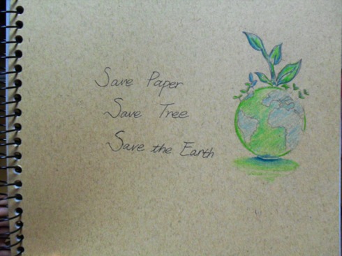 위쪽의 사진과 마찬가지로 폐종이로 만든 노트이다.
"Save Paper, Save Tree, Save the Earth" 라는 문구와 그림은
유준호(17)학생이 직접 그린 것이라고한다.