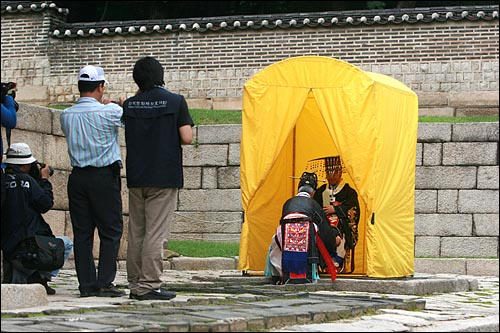 천막에서 쉬고 있는 황사손(황제를 이은 자손) 이원씨의 모습을 카메라에 담고 있다.