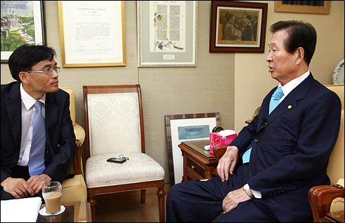 6월 27일 동교동 자택에서 오연호 <오마이뉴스> 대표기자와 인터뷰를 하고 있는 김대중 전 대통령.