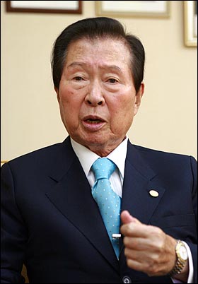 2009년 6월 27일 동교동 자택에서 오연호 <오마이뉴스> 대표기자와 인터뷰를 하고 있는 김대중 전 대통령.