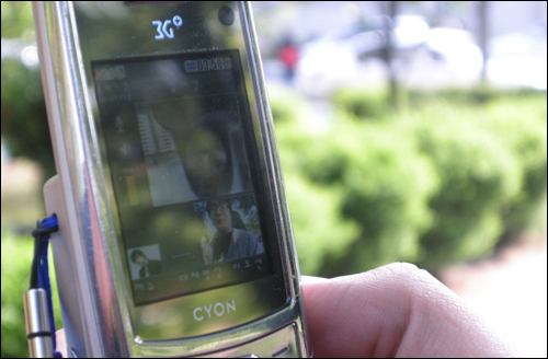 서울시에서 조례로 학생들의 휴대폰 사용을 제한한다고 해 논란이 되고 있다. 휴대폰으로 영상통화를 하고 있는 모습.