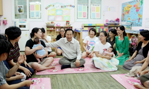 서민행보에 나선 이 대통령이 지난 16일 서울 관악구의 '하나어린이집'을 방문하여 학부모들과 이야기를 나누는 모습