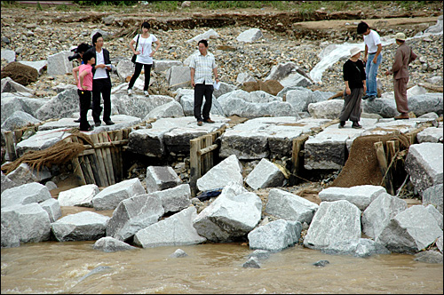 남천 생태하천조성사업은 환경부의 국가시범사업인데, 최근 폭우로 바닥에 깔아놓은 돌이 무너져 내렸다.
