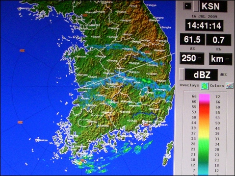   레이더가 보내주는 기상현황이 시계방향으로 돌면서 영상화면에 나타나고 있는데 7월16일 14시41분14초 현재 국내 기상현황을 나타내는 검은 글씨가 새롭다. 오른편 막대그림표 맨 위(핑크색 66-72)는 그 지역의 강수량을 나타내는데, 핑크색 지역이 한 곳도 없었다. 
