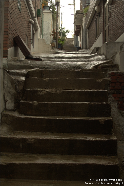 예나 이제나 골목길하면 ‘계단’을 빼놓을 수 없습니다. 계단이 있기에 차가 들어올 수 없고, 계단이 있으니 다리 아픈 이는 오르내리기 고단하고. 그러면서 집값이 쌀 수밖에 없고.