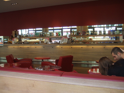 붉은 색이 잘 어울리던 독일 함부르크의 한 카페에서의 연인 
