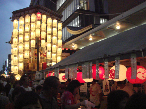전야제가 열리는 동안 호코(？)를 연등으로 장식하고 주변에서는 관련 상품을 팔고 있다.  