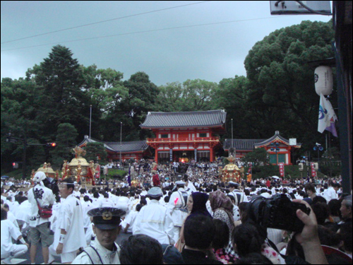 7 월 17 일 오후 6 시 야사카진자 입구에 야사카진자에서 모시는 세 신을 태운 가마를 가지고 나와 미코시토쿄(神輿渡御) 의식을 거행한다. 