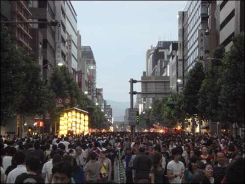 교토 가라스마도리(烏丸通) 4 차선을 매운 사람들, 어는 축제나 사람 구경이 반을 넘는다. 