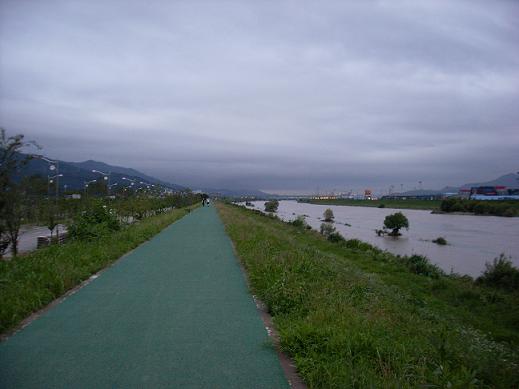 한적한 강변 산책로를 따라 자전거를 타고 씽씽~ 강바람도 상쾌하고...