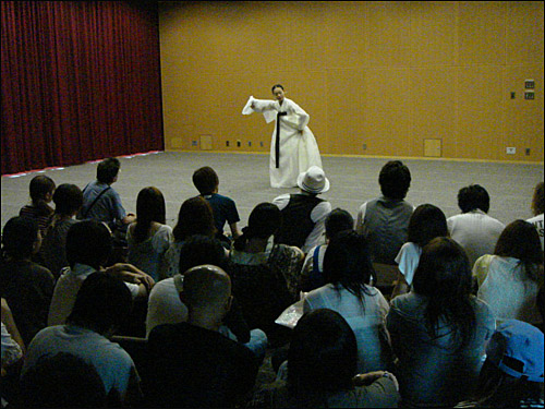 신은주 선생의 살풀이춤 공연을 학생들이 보고 있습니다. 