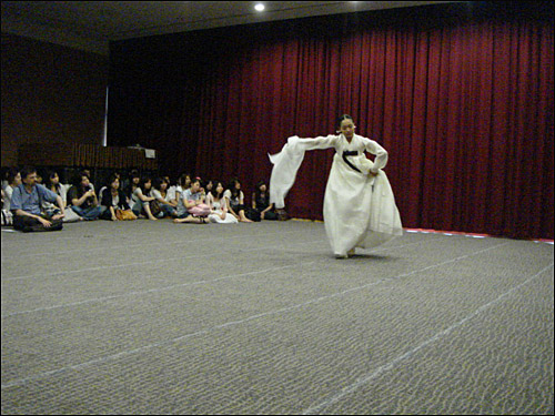 신은주 선생님의 살풀이춤을 학생들과 왼쪽 앞자리에서 조나 살스(Jonah Salz) 선생님이 감상하고 있습니다.