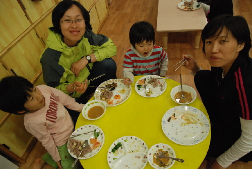 아름다운마을밥상에서 함께 정성껏 준비한 건강한 음식은 아이들도 마음놓고 맛있게 먹어요