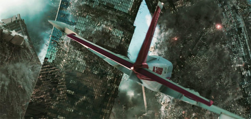 2012 영화2012의 예고편중 고층 건물이 무너지는 사이를 소형 비행기로 탈출하고 있다.