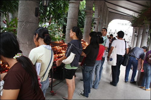 산토니뇨 성당, 촛불을 켜놓고 기도하는 사람들