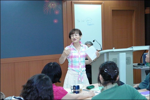 송미희(순천매산중)교사가 유려하고 열정적인 몸짓으로 수업실연을 선보이고 있다. 