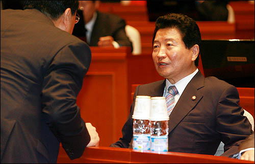 한나라당 안상수 원내대표가 19일 오전 국회에서 열린 의원총회에서 김정훈 원내수석부대표와 얘기를 나누고 있다. 