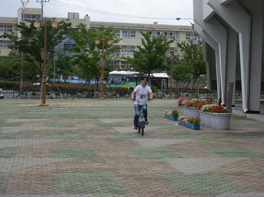 자전거를 배우기 위해 산책로쪽으로 가다가...종합운동장 광장에서 자전거 배우기를 처음 할 때 한 발도 못내딛었던 저는 이제 마음껏 달립니다...