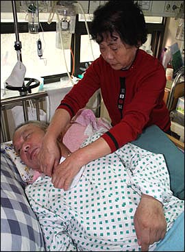 '터미널환자'였던 남편 홍천학(65)씨를 간병하고 있는 아내 김명옥(61)씨.
