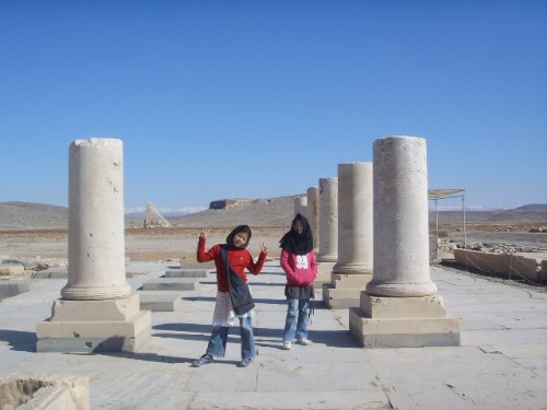 페르시아 제국 아케메네스 왕조의 최초의 왕도 터, 지금은 부러진 몇 개의 기둥만이 황량한 벌판에 쓸쓸하게 서있었다.
