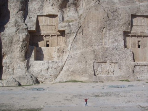 다음으로 찾은 나크쉐로스탐. 높은 절벽에 만들어진 4 개의 무덤. 페르시아 제국 아케메네스조와 후대 사산조 페르시아의 위대한 왕들의 묘라고 한다.