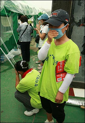  정리해고에 반대하며 노조원들이 공장 점거농성중인 경기도 평택 쌍용자동차 공장에 법원 강제집행이 시작된 20일 오후 농성중인 노조 간부 부인이 자택에서 자살했다는 소식이 전해지자 노조원 가족들이 눈물을 흘리고 있다.