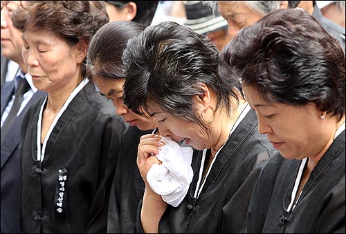 용산참사 발생 6개월째를 맞는 20일 오후 시신이 안치된 서울 용산구 순천향대학병원에서 희생자 유가족들이 기자회견 도중 눈물을 흘리고 있다.
