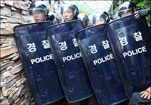 용산참사 발생 6개월째를 맞는 20일 오후 시신이 안치된 서울 용산구 순천향대학병원 영안실 앞에서 경찰들이 시신의 운구를 저지하기 위해 원천봉쇄하고 있다.