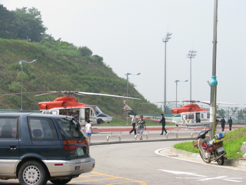 평택시민들이 자전거와 인라인등을 타며 여가를 즐기는 공설운동장을 경찰헬기 주차장으로 사용하고 있다.