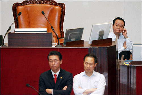 주성영 의원이 의장석 주변을 지키고 있다. 김형오 국회의장은 본회의장에 아직 들어오지 못했다.