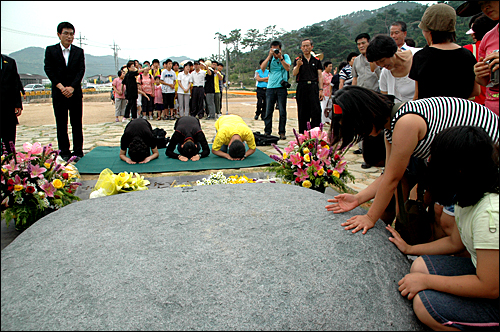 고 노무현 대통령이 서거한 지 두달을 맞고 있지만 49재와 안장식 이후 김해 봉하마을 묘역을 찾는 참배객이 줄을 잇고 있다.