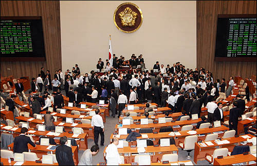 한나라당이 22일 전례없는 재표결에 대리투표 논란까지 일으키며 미디어법 강행처리를 시도한 국회 본회의장에서 민주당 등 야당의원들이 '원천무효'를 외치고 있다. 