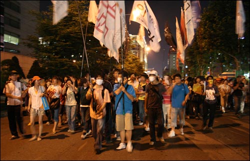 22일 밤 10시께, "미디어법 원천무효"를 주장하는 대학생과 시민 200여명이 한나라당사를 향해 행진하고 있다.