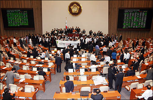 한나라당이 지난 7월22일 전례없는 재표결에 대리투표 논란까지 일으키며 미디어법 강행처리를 시도한 국회 본회의장에서 민주당 등 야당의원들이 '원천무효'를 외치고 있다. 
