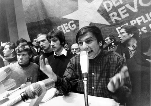 독일의 20대 투표율은 꾸준히 하락하여 지난 2009년 하원선거에서는 20대 전반과 후반 투표율이 역대 최저를 기록했다. 사진은 1967년 12월 6일 쾰른 학생회관에서 1000명이 넘는 학생들에게 동참호소를 하고있는 독일사회주의대학생연맹(Ideologe des Sozialistischen Deutschen Studentenbunde (SDS) 대표