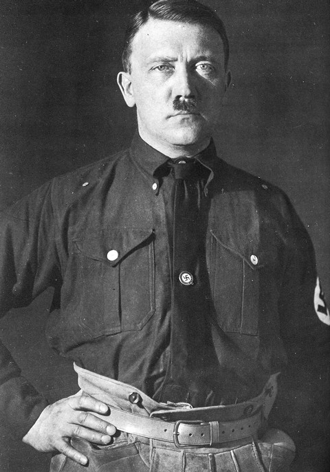 1925년에 촬영된 아돌프 히틀러 총통 바이마르 제2공화정 힌덴부르크 정권에 이어 1925년 총리로 임명된 아돌프 히틀러의 사진