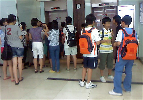 학원으로 올라가기 위해 엘리베이터를 기다리고 있는 학생들과 학부모의 모습. 강남 대치동의 한 학원. 