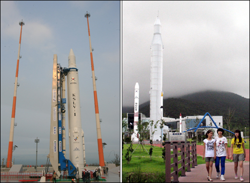 나로우주센터에서 발사될 '나로호'의 실물(왼쪽)과 우주과학관 앞에 세워진 모형(오른쪽). 