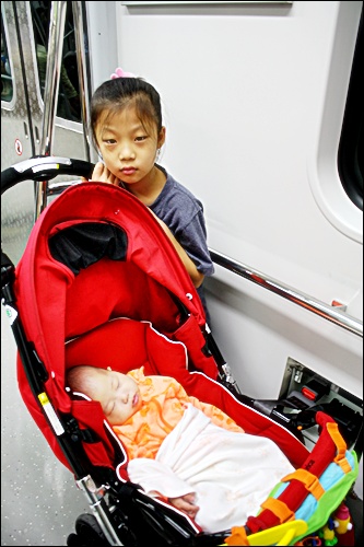 지하철 9호선에는 휠체어나 유모차를 고정시킬 수 있는 안전벨트가 설치되어 있다.