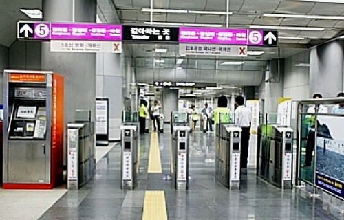 9호선과도 연결이 되면서 공항철도로 바로 환승할 수 있던 5호선 승강장의 개찰구가 지하 1층으로 옮겨졌다.